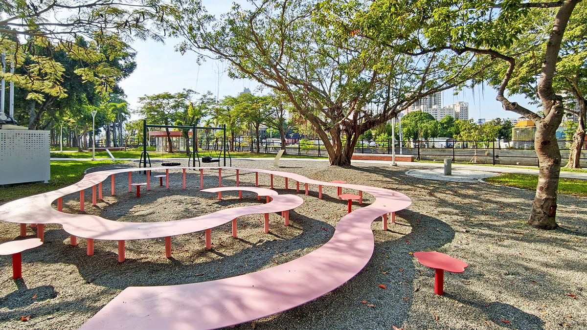 [高雄 三民] 盤花公園  走進客家文化的城市綠洲 光之塔旁全新休閒散步新景點