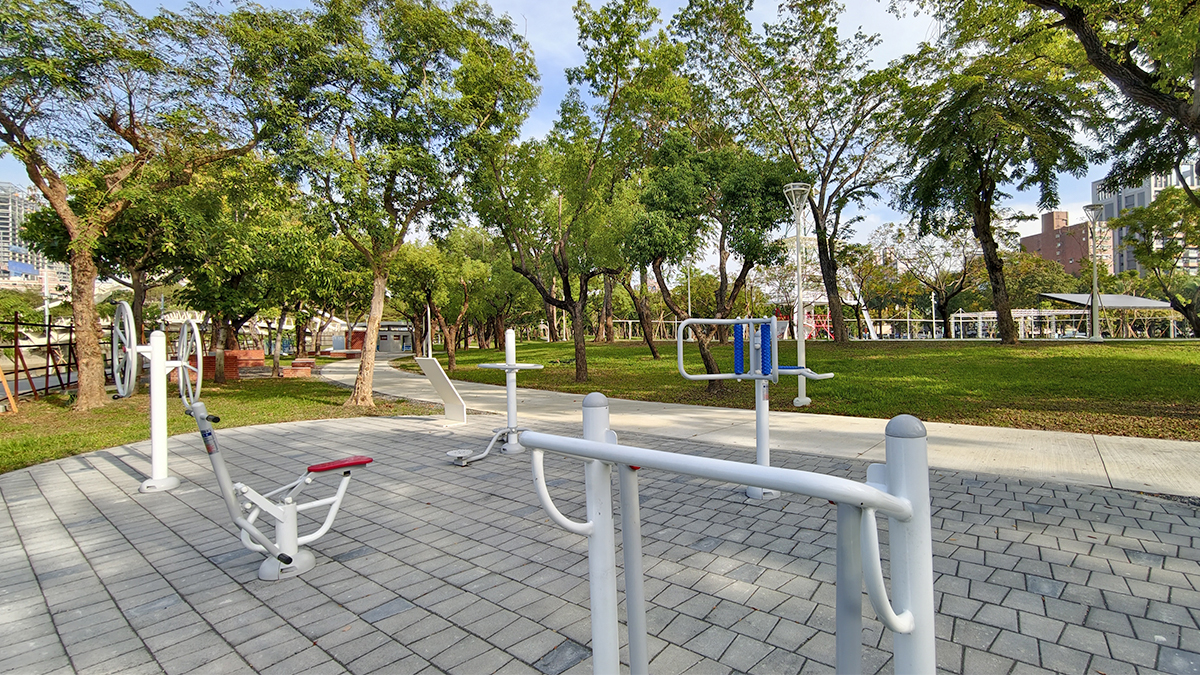 [高雄 三民] 盤花公園  走進客家文化的城市綠洲 光之塔旁全新休閒散步新景點