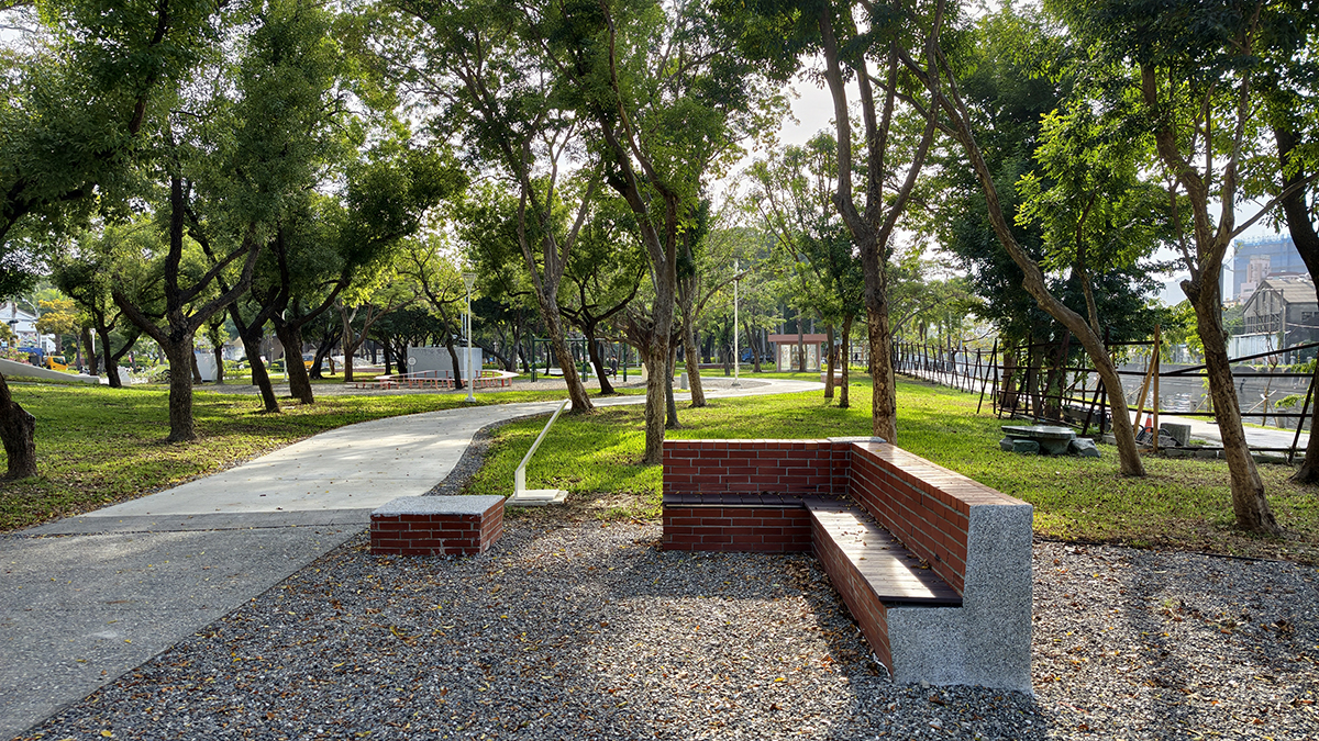 [高雄 三民] 盤花公園  走進客家文化的城市綠洲 光之塔旁全新休閒散步新景點
