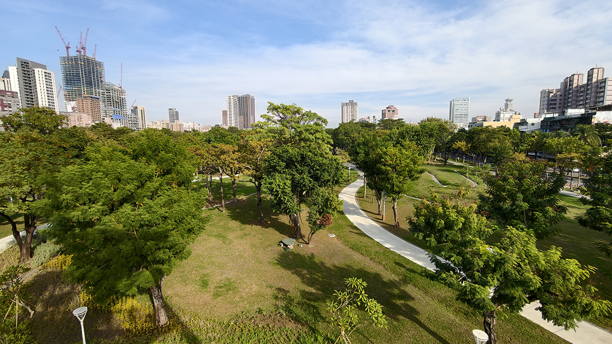 [高雄 三民] 盤花公園  走進客家文化的城市綠洲 光之塔旁全新休閒散步新景點