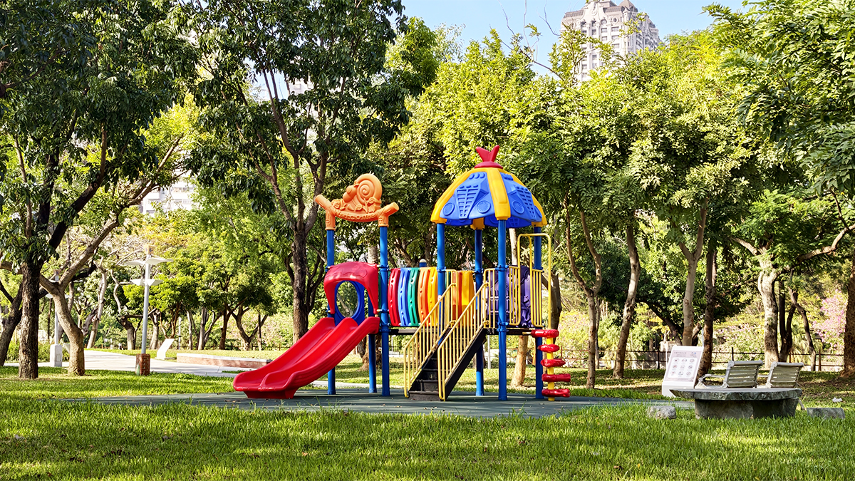 [高雄 三民] 盤花公園  走進客家文化的城市綠洲 光之塔旁全新休閒散步新景點