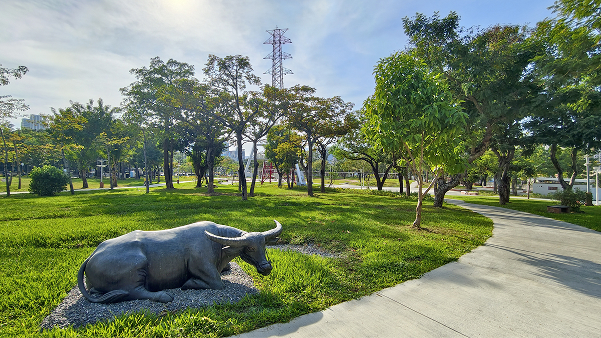 [高雄 三民] 盤花公園  走進客家文化的城市綠洲 光之塔旁全新休閒散步新景點