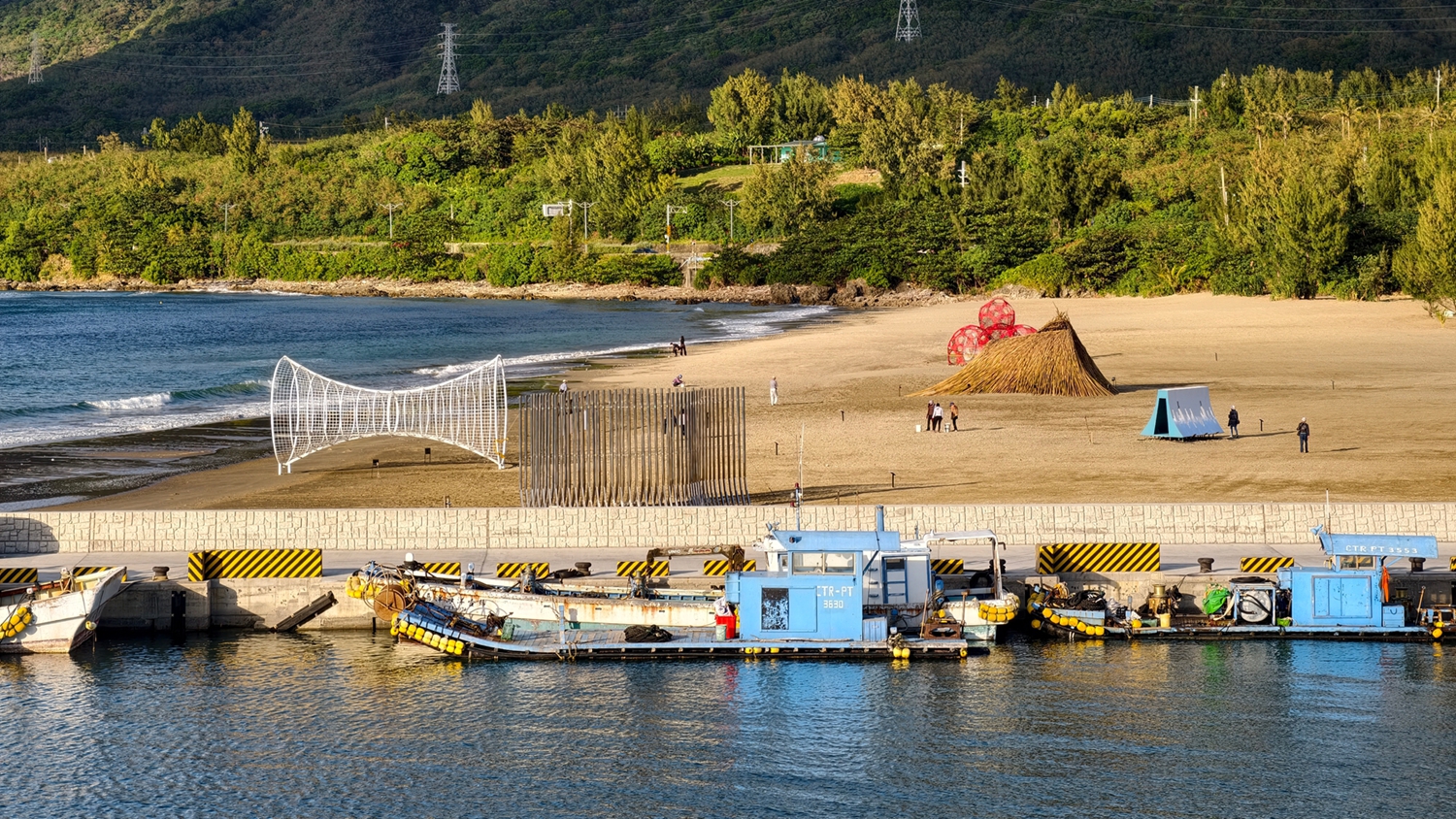 [屏東 車城] 2025落山風藝術季 看！海口 村落/沙灘/港灣展區一次看 & 看海美術館 劉棟的當令風景個展