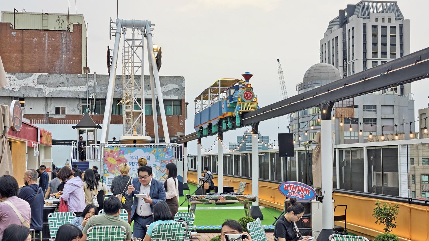 [高雄 前金] 大立空中樂園RIZZ 童年回憶華麗回歸 4大遊樂設施 × 2大餐飲品牌 × 屋頂夜生活全新登場