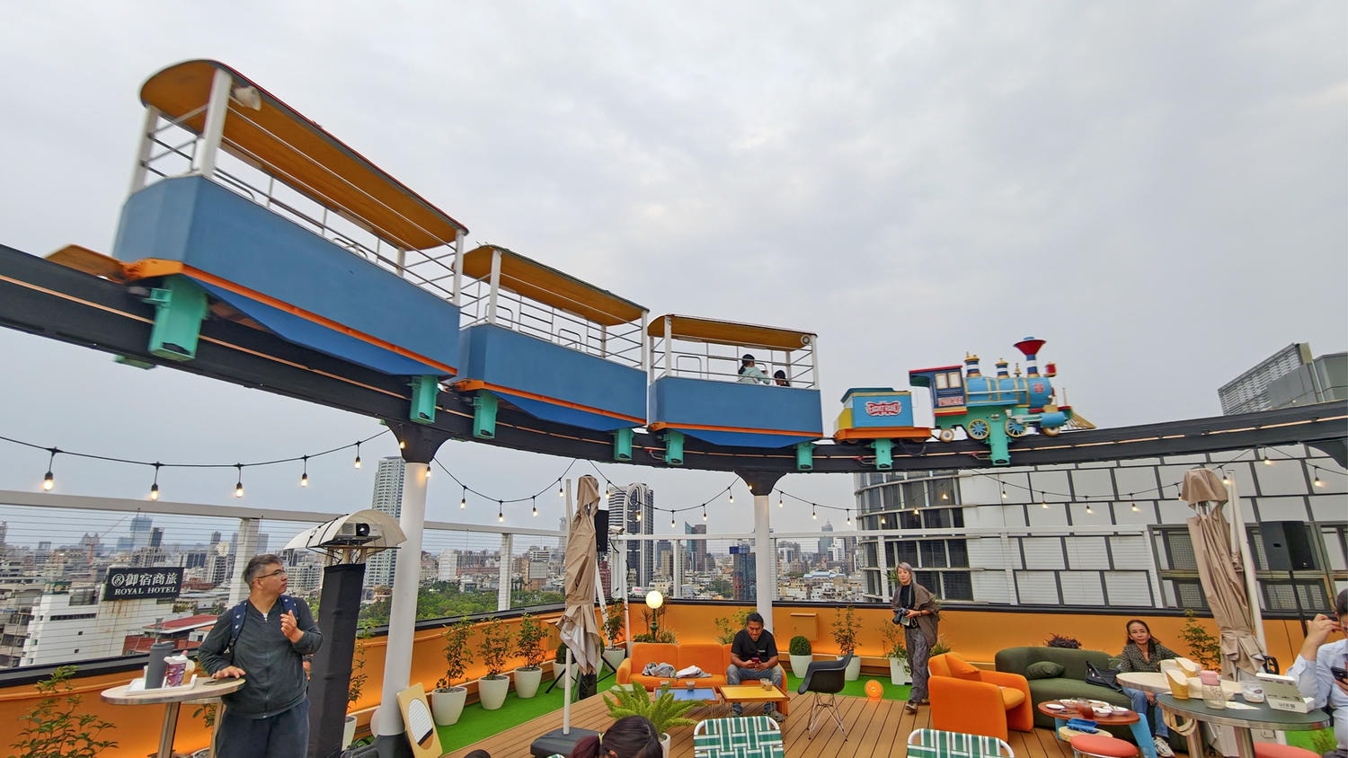 [高雄 前金] 大立空中樂園RIZZ 童年回憶華麗回歸 4大遊樂設施 × 2大餐飲品牌 × 屋頂夜生活全新登場