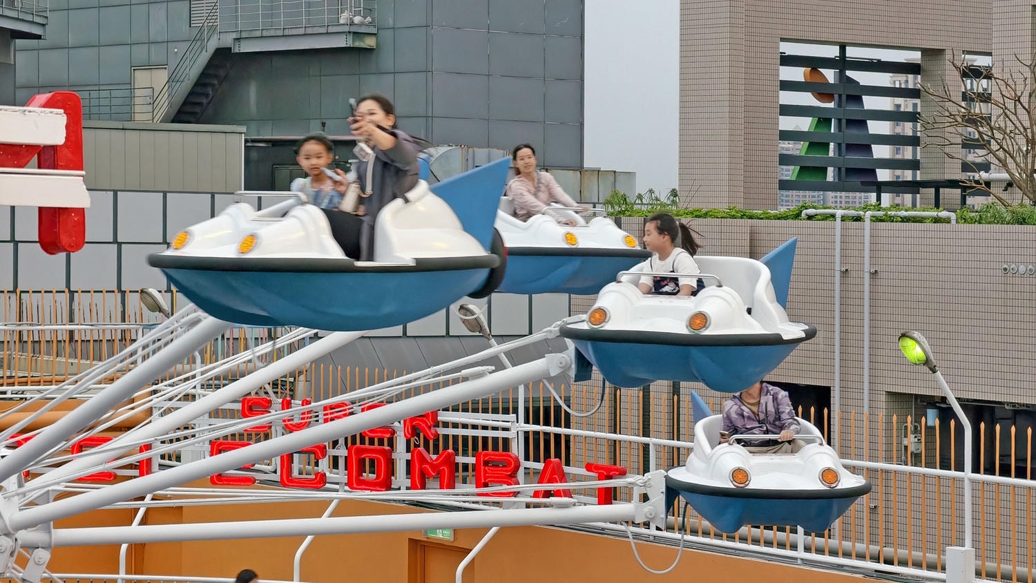 [高雄 前金] 大立空中樂園RIZZ 童年回憶華麗回歸 4大遊樂設施 × 2大餐飲品牌 × 屋頂夜生活全新登場