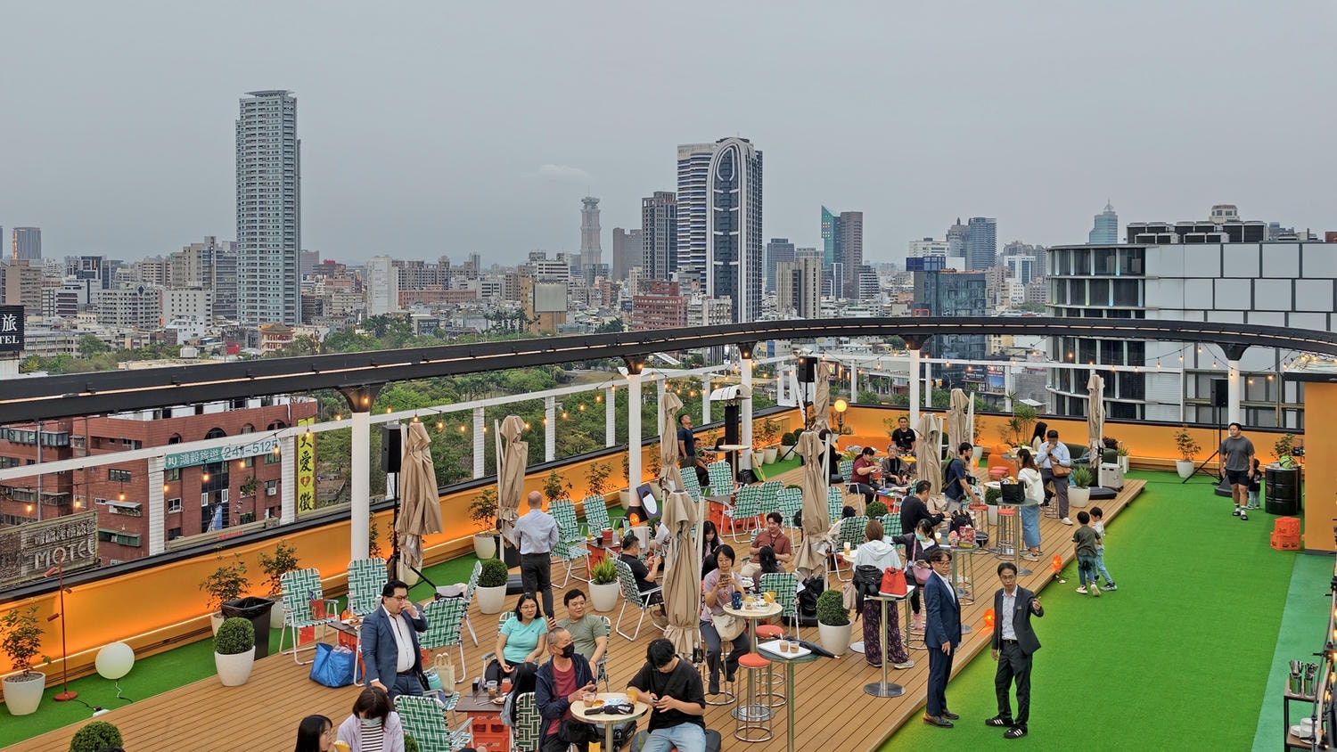[高雄 前金] 大立空中樂園RIZZ 童年回憶華麗回歸 4大遊樂設施 × 2大餐飲品牌 × 屋頂夜生活全新登場