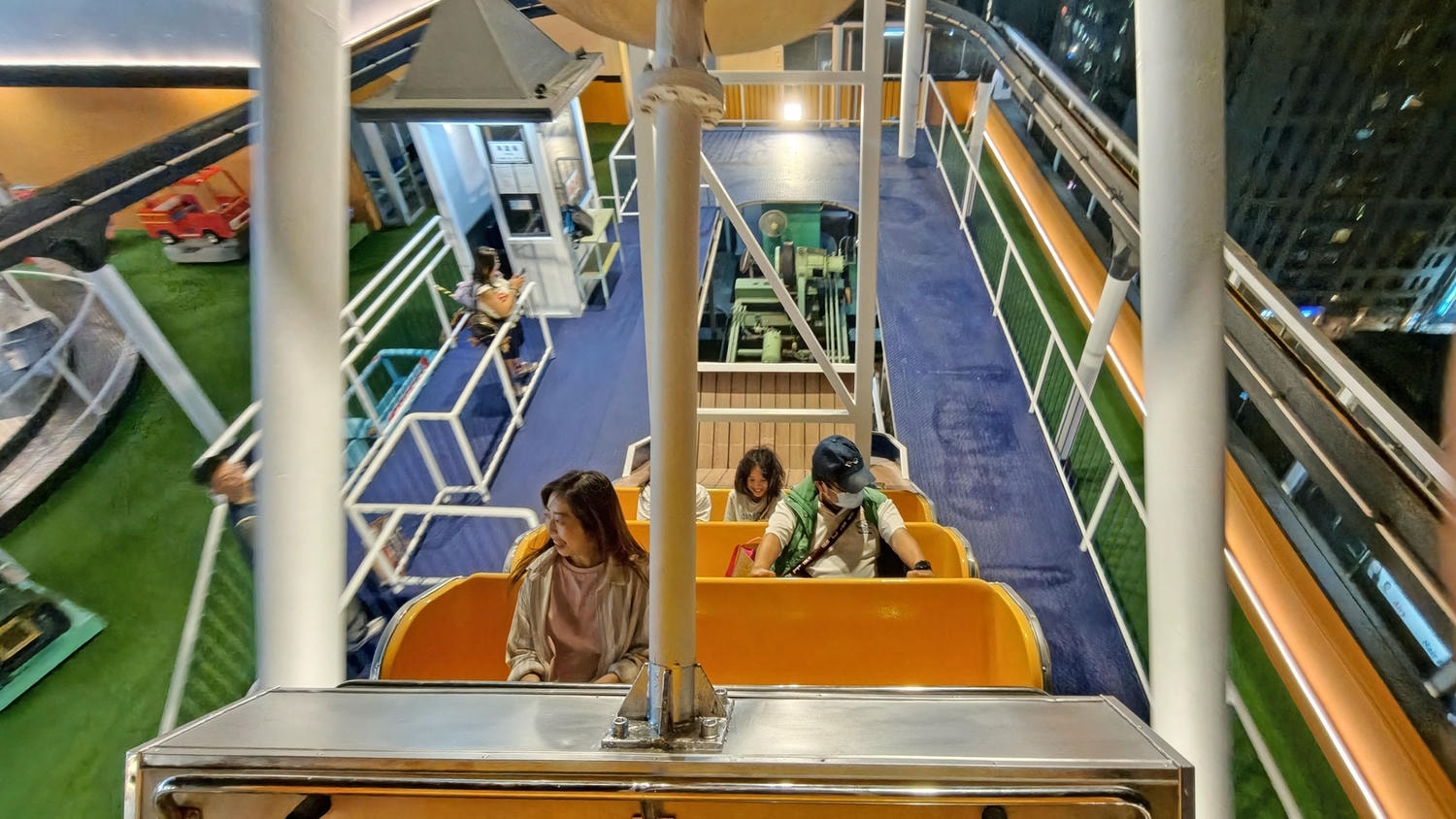 [高雄 前金] 大立空中樂園RIZZ 童年回憶華麗回歸 4大遊樂設施 × 2大餐飲品牌 × 屋頂夜生活全新登場