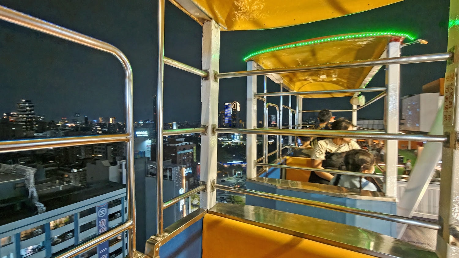 [高雄 前金] 大立空中樂園RIZZ 童年回憶華麗回歸 4大遊樂設施 × 2大餐飲品牌 × 屋頂夜生活全新登場