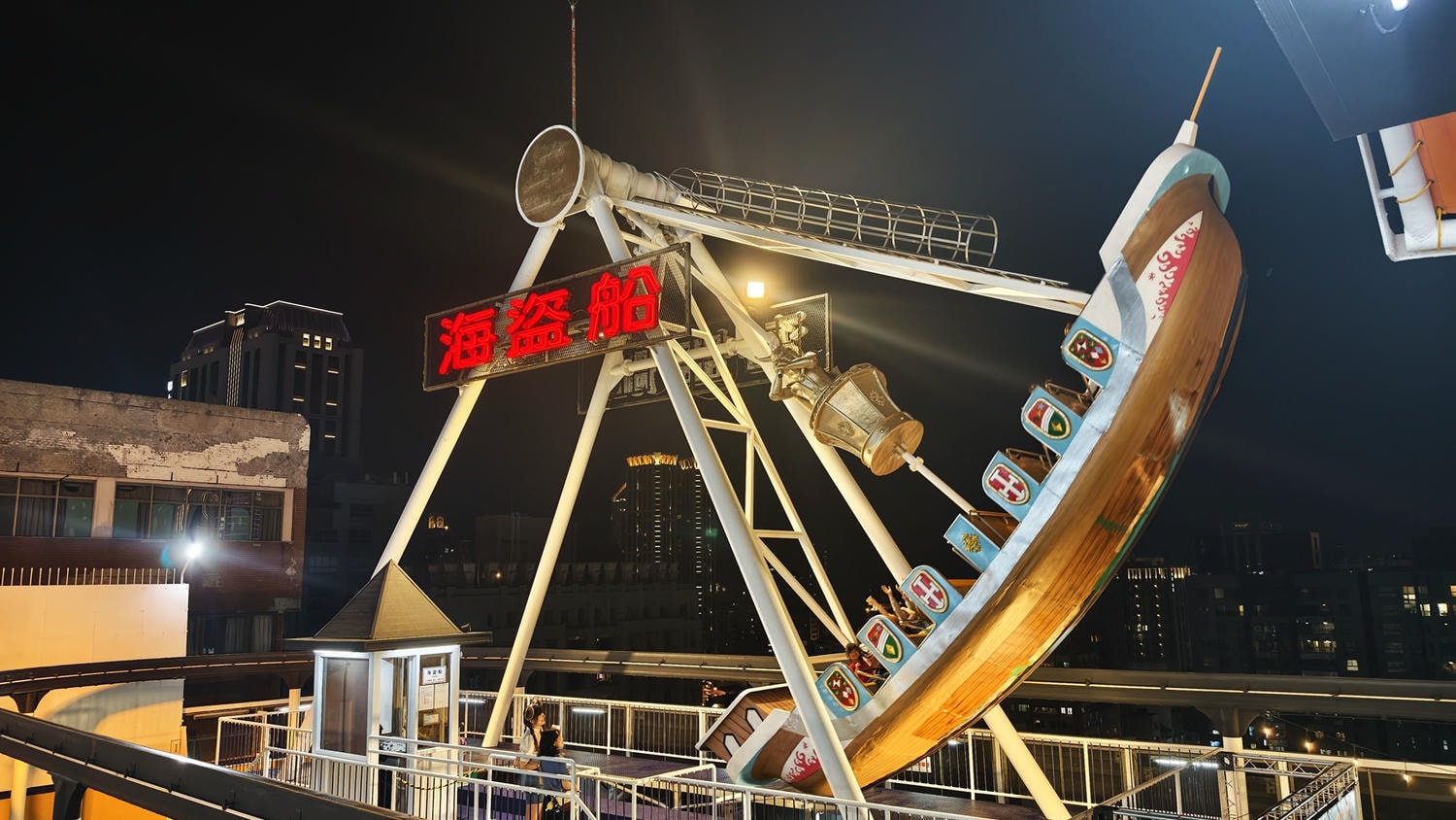[高雄 前金] 大立空中樂園RIZZ 童年回憶華麗回歸 4大遊樂設施 × 2大餐飲品牌 × 屋頂夜生活全新登場